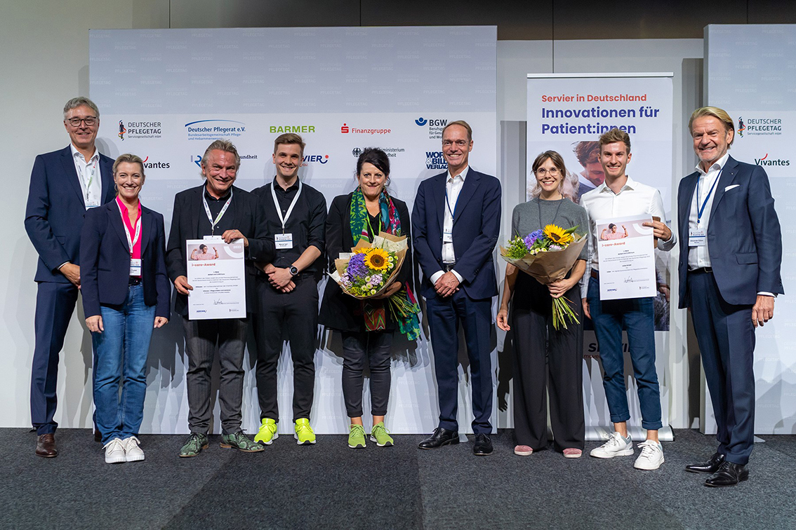 Digitale Innovationen in der Pflege: Servier verleiht i-care-Award 2023 auf dem Deutschen Pflegetag