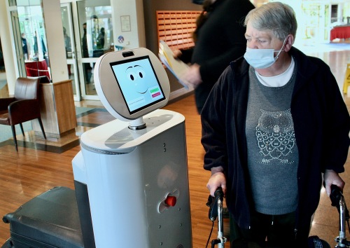 Erfolgreiches Pilot-Projekt: Intelligente High-Tech-Roboter bestehen Praxis-Test als Pflege-Assistenten im Klinikalltag